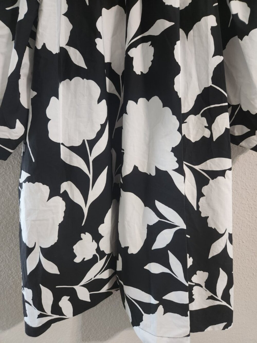 Black & White Floral Puff-Sleeve Mini Dress - Picture 4 of 6